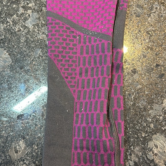 Lululemon About That Base Purple Geometric Ribbed Seamless
Leggings Sz 6 25” - Picture 6 of 10